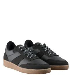 Plain trainers